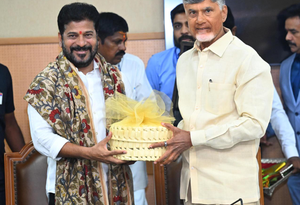 Telangana, Andhra CMs agree on panel to resolve post-bifurcation issues