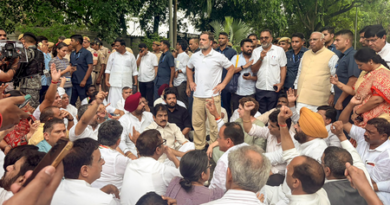 Rahul, Priyanka Gandhi stage sit-in near PM Modi’s residence over paper leaks