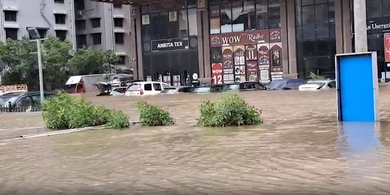 Gujarat announces Rs 550 crore package for Surat flood victims