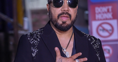 Mika Singh says Daler Mehndi tricked him into believing Big B was messaging him